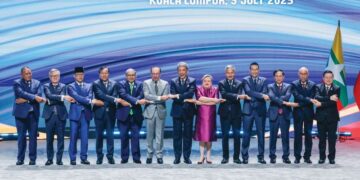 ANWAR Ibrahim (enam dari kiri) dan Menteri Luar, Datuk Seri Mohamad Hasan (tengah) bergambar bersama Menteri-Menteri Luar ASEAN pada Majlis Pembukaan Mesyuarat Menteri-Menteri Luar ASEAN Ke-58 di Pusat Konvensyen Kuala Lumpur, semalam. - UTUSAN/SHIDDIEQIIN ZON