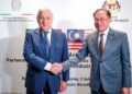 ANWAR Ibrahim berjabat tangan dengan Timbalan Perdana Menteri Itali, Antonia Tajani yang juga Menteri Luar ketika menerima kunjungan hormat di Rom, semalam. – PEJABAT PERDANA MENTERI
