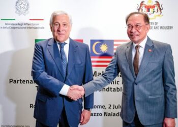 ANWAR Ibrahim berjabat tangan dengan Timbalan Perdana Menteri Itali, Antonia Tajani yang juga Menteri Luar ketika menerima kunjungan hormat di Rom, semalam. – PEJABAT PERDANA MENTERI