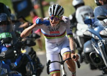 TADEJ Pogacar minum sambil berbasikal dalam pendakian Hautacam semasa peringkat ke-12 perlumbaan berbasikal Tour de France antara Auch dan Hautacam, di pergunungan Pyrenees, hari ini. - AFP