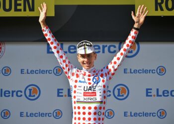 TADEJ Pogacar meraikan di atas podium dengan jersi polka dot selaku Raja Bukit selepas peringkat keempat perlumbaan berbasikal Tour de France dari Amiens Metropole ke Rouen, semalam. - AFP