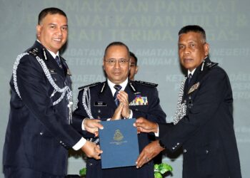 NOOR Hisam Nordin (tengah) menyaksikan serah terima tugas jawatan Ketua Jabatan JKDNKA Perak antara Senior Asisten Komisioner Zairulnizam Mohd. Zainuddin@Hilmi. (kiri) kepada Wan Mohd. Zahari Wan Busu di Mes Pegawai Kanan Polis Perak di Ipoh hari ini. - UTUSAN