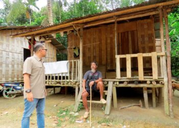 MOHD. Azmawi Fikri Abdul Ghani (kiri) melawat penduduk Orang Asli di Pos Pulat, Gua Musang, Kelantan yang terlibat dengan Projek Hidroelektrik Nenggiri. – UTUSAN/AIMUNI TUAN LAH