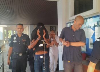 S. PRASANTH (kiri) yang berdepan pertuduhan merogol dan meliwat seorang wanita warga Australia dibawa ke Kompleks Mahkamah Pulau Pinang, di George Town, hari ini.