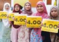 PELAJAR Kolej Tingkatan Enam Desa Murni (KTEDM), menunjukkan keputusan cemerlang yang diperoleh mereka baru-baru ini. – UTUSAN/IQBAL HAMDAN