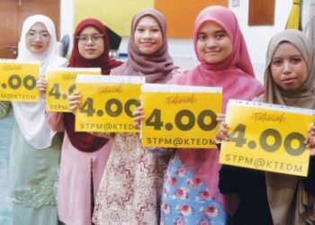PELAJAR Kolej Tingkatan Enam Desa Murni (KTEDM), menunjukkan keputusan cemerlang yang diperoleh mereka baru-baru ini. – UTUSAN/IQBAL HAMDAN