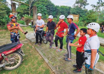 LUBUK Salak Action Park di Tanjung Malim menawarkan aktiviti lasak di darat dan jelajah hutan serta bukit yang dilengkapi kemudahan asrama, chalet, dewan makan, tapak perkhemahan dan gazebo. – UTUSAN