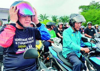 BAGAN SERAI, 21 Julai 2025 - Ketua Pembangkang Perak, Razman Zakaria (kiri) menyertai Program Bermotosikal Turun Anwar peringkat Bagan Serai. - UTUSAN/WAT KAMAL ABAS