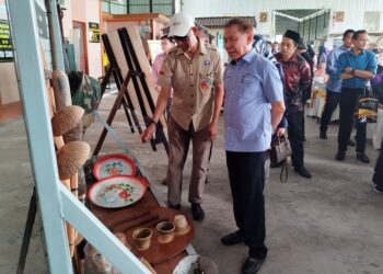 MOHD. Annuar Zaini melihat pameran sejarah yang terdapat di Kilang Beras Yop Zainan Sdn. Bhd. di Bagan Serai, Perak. – UTUSAN/FADZIL ZAINOL