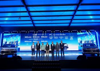 LI Chunrong (tiga dari kanan) Bersama Lembaga Pengarah dan pengurusan kanan Proton pada majlis pelancaran Proton X50 hari ini.