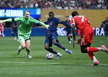 PEMAIN PSG Ousmane Dembele berjaya mengatasi penjaga gol Bayern Munich, Manuel Neuer sebelum meledak gol pada aksi suku akhir Piala Dunia Kelab melibatkan kedua-dua pasukan di Stadium Mercedes-Benz, Atlanta.-AFP
