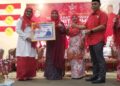 NRRLIZA Abdul Rahim (dua dari kiri) menyerahkan replika Perbadanan Tabung Pendidikan Tinggi Nasional (PTPTN)  pada Mesyuarat Perwakilan Wanita UMNO Bahagian Besut di Gong Kemuntong, Besut, Terengganu. - UTUSAN / WAN ZURATIKAH IFFAH WAN ZULKIFLI