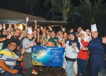 MOHAMED Syairoz Mohd. Odman (tengah) ketika bergambar bersama media sempena sambutan ulang tahun ke-40 Berjaya Tioman Resort di Berjaya Tioman Resort di sini, baru-baru ini. -UTUSAN/ISKANDAR ISHAK