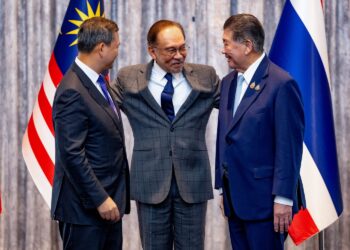 ANWAR Ibrahim bersama Hun Manet (kiri) dan Phumtham Wechayachai selepas sidang akhbar bagi mengumumkan persetujuan untuk  berdamai dan gencatan senjata antara kedua-dua negara di Putrajaya, semalam. - Pejabat Perdana Menteri