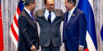 ANWAR Ibrahim bersama Hun Manet (kiri) dan Phumtham Wechayachai selepas sidang akhbar bagi mengumumkan persetujuan untuk  berdamai dan gencatan senjata antara kedua-dua negara di Putrajaya, semalam. - Pejabat Perdana Menteri