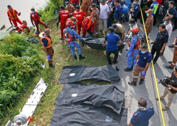 ANGGOTA Bomba 
dan Penyelamat Malaysia bersama Pasukan Pertahanan Awam bertungkus lumus mengeluarkan mayat enam sekeluarga yang maut  selepas kereta yang dinaiki ditemukan tenggelam dalam Sungai Korok, Jitra semalam. 
– UTUSAN/ SHAHIR NOORDIN