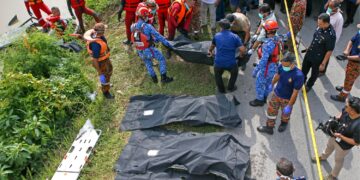 ANGGOTA Bomba 
dan Penyelamat Malaysia bersama Pasukan Pertahanan Awam bertungkus lumus mengeluarkan mayat enam sekeluarga yang maut  selepas kereta yang dinaiki ditemukan tenggelam dalam Sungai Korok, Jitra semalam. 
– UTUSAN/ SHAHIR NOORDIN