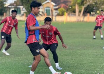 Pemain Perlis GSA FC menjalani latihan menjelang perlawanan pembukaan saingan Liga A1 Semi Pro menentang Kedah FA Sabtu ini di Kangar, Perlis semalam.-UTUSAN/MOHD. HAFIZ ABD. MUTALIB