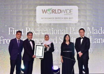 NORAZLINA Zakaria dengan bangganya menerima sijil Malaysia Book of Records (MBOR) atas penubuhan Taman Rekreasi Pertama yang Dibina daripada Tapak Pelupusan Sanitari Kejuruteraan.