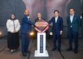 ZAFRI Ab Halim (dua dari kiri) dan Nor Shahrizan Sulaiman (tengah) pada majlis pelancaran Pelan Takaful Dynamic Horizon oleh Etiqa baru-baru ini.