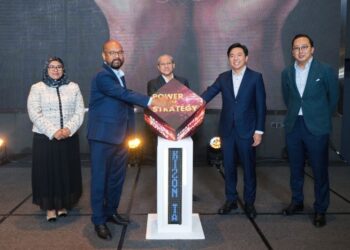 ZAFRI Ab Halim (dua dari kiri) dan Nor Shahrizan Sulaiman (tengah) pada majlis pelancaran Pelan Takaful Dynamic Horizon oleh Etiqa baru-baru ini.