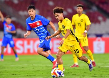 Pemain skuad Bawah 23 negara, Haykal Danish Mohd Haizon (kanan) cuba melepasi halangan pemain Filipina dalam aksi sulung pasukan kebangsaan pada Kejohanan Piala ASEAN 2025 yang menyaksikan Malaysia tewas 2-0 di Stadium Gelora Bung Karno, Jakarta, Indonesia, kelmarin. – IHSAN FAM