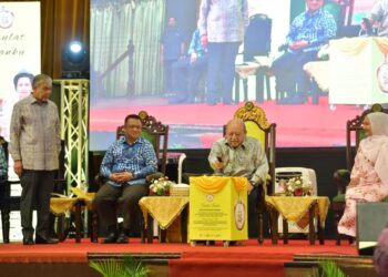 TUANKU Syed Sirajuddin Jamalullail berkenan menyempurnakan Majlis Pecah Tanah Projek Penubuhan Universiti Kuala Lumpur Asia Sustainable Transportation Institute (UniKL-ASTI) Lembah Chuping, Padang Besar di Dewan Warisan, Kangar, Perlis, semalam.–UTUSAN/IZLIZAN OTHMAN