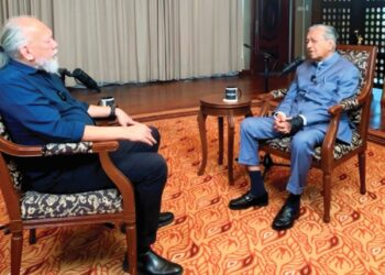 WARTAWAN berpengalaman, Shamsul Akmar Musa Kamal menemu bual  Mahathir Mohamad dalam audiosiar Podcast Dr. M disiarkan sempena ulang tahun kelahirannya yang ke-100, semalam.