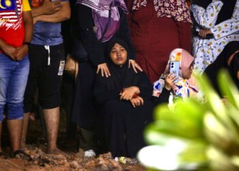 PUTRI Qisya Nur Izzat hiba pada pengebumian jenazah ibu bapa dan empat adiknya di Tanah Perkuburan Islam, Masjid Al-Taqwa, Jerlun, Kedah, kelmarin.-UTUSAN/SHAHIR NOORDIN.