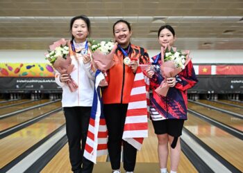 Qurratu’Ain Izdihar Mohd Pozi (tengah) bersama pemain China, Li Yiru (kiri) serta atlet Taiwan, Ho Yi Qing selepas perlawanan akhir individu wanita Kejohanan Boling Remaja Asia di Doha, Qatar, hari ini. - IHSAN MTBC