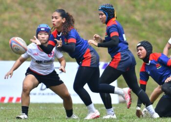 AKSI pemain ragbi wanita tujuh sebelah (7s) kebangsaan ketika menentang pasukan pembangunan Singapura pada perlawanan separuh akhir Kejohanan Ragbi Johor 7s di Stadium Ragbi Johor, Mount Austin Ahad lalu. - FOTO IHSAN KRM