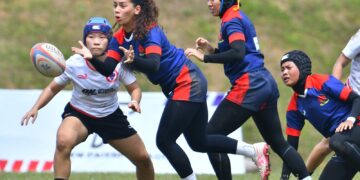 AKSI pemain ragbi wanita tujuh sebelah (7s) kebangsaan ketika menentang pasukan pembangunan Singapura pada perlawanan separuh akhir Kejohanan Ragbi Johor 7s di Stadium Ragbi Johor, Mount Austin Ahad lalu. - FOTO IHSAN KRM
