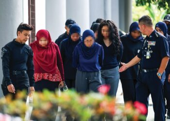 PASANGAN suami isteri dan anak perempuan mereka serta tiga lagi individu dibawa ke Mahkamah Majistret Shah Alam, semalam untuk proses tahanan reman bagi membantu siasatan penganjuran sebuah program motivasi. – UTUSAN/FARIZ RUSADIO
