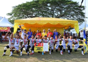 SEKOLAH Sukan Malaysia Pahang (SSMP) mencipta sejarah apabila muncul juara baharu Kejohanan Ragbi MCKK Premier 7’s 2025.-IHSAN MCKK