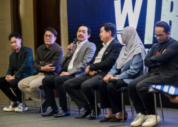 RASHID Sidek dalam sidang media sempena pelancaran filem Sentuhan Wira di Kuala Lumpur, semalam. Di sebelah beliau ialah legenda pemain beregu negara, Datuk Cheah Soon Kit. - UTUSAN/M FIRDAUS M JOHARI