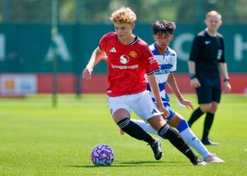 PEMAIN Muda QPR, Reyes (kanan) mengasak pemain muda Manchester United pada aksi melibatkan kedua-dua pasukan.-IHSAN AGENSI