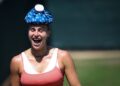 ARYNA Sabalenka ketika berjalan dengan pek ais di atas kepalanya untuk menyejukkan badan semasa sesi latihan semasa Kejohanan Wimbledon 2025 di The All England Lawn Tennis and Croquet Club di Wimbledon pada Ahad lalu. - AFP