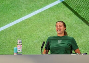 ARYNA Sabalenka ketika sidang akhbar selepas kekalahannya kepada Amanda Anisimova dari Amerika Syarikat (AS) pada perlawanan separuh akhir Kejohanan Tenis Wimbledon 2025, hari ini. - AFP
