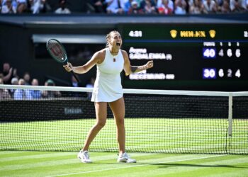 ARYNA Sabalenka meraikan kejayaan ke atas pemain Jerman, Laura Siegemund semasa perlawanan tenis suku akhir perseorangan wanita pada Kejohanan Tenis Wimbledon 2025 di The All England Lawn Tennis and Croquet Club, semalam. - AFP