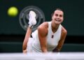 ARYNA Sabalenka mengintai bola ketika menentang Elise Mertens dari Belgium semasa aksi pusingan keempat pada hari ketujuh Kejohanan Tenis Wimbledon 2025 di The All England Lawn Tennis and Croquet Club, Ahad lalu. - AFP