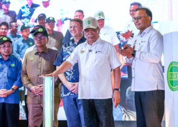 MOHAMAD Sabu  merasmikan Majlis Pengisytiharan Varieti Padi Clearfield MR CL3 dan MR CL4 di Pusat Benih Padi Felcra Berhad, Seberang Perak.  - UTUSAN/MUHAMAD NAZREEN SYAH MUSTHAFA