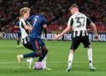 BUKAYO Saka (tengah) mengawal bola semasa perlawanan persahabatan pramusim menentang Newcastle United di Stadium Nasional Singapura, hari ini. - AFP