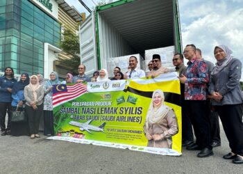 SALBIAH Mohamed (tengah) melancarkan pelepasan kontena produk sambal dan pes masakan Syilis Food Manufacturing Sdn. Bhd. ke Arab Saudi di Batu Gajah hari ini. - UTUSAN/LIYANA RAMLI