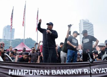 MUHAMMAD Sanusi Md. Nor ketika berucap pada Himpunan Turun Anwar di Dataran Merdeka, Kuala Lumpur hari ini.-UTUSAN/SHIDDIEQIIN ZON