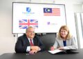 MOHAMMAD Faiz Azmi (kiri) dan Pro-Naib Canselor (Global) Universiti Durham, Profesor Claire O'Malley menandatangani MoU baru-baru ini untuk mengukuhkan kerjasama dalam pembinaan kapasiti, perkongsian pengetahuan dan inisiatif bersama dalam bidang kewangan Islam dan pasaran modal Islam.