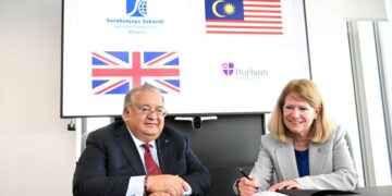MOHAMMAD Faiz Azmi (kiri) dan Pro-Naib Canselor (Global) Universiti Durham, Profesor Claire O'Malley menandatangani MoU baru-baru ini untuk mengukuhkan kerjasama dalam pembinaan kapasiti, perkongsian pengetahuan dan inisiatif bersama dalam bidang kewangan Islam dan pasaran modal Islam.