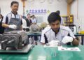 PEKERJA industri pembuatan sedang melakukan kerja-kerja pemasangan mesin di sebuah kilang di Taman Perindustrian Batu Kawan. – UTUSAN/IQBAL HAMDAN