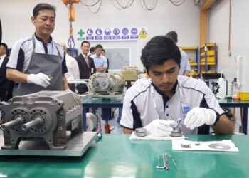 PEKERJA industri pembuatan sedang melakukan kerja-kerja pemasangan mesin di sebuah kilang di Taman Perindustrian Batu Kawan. – UTUSAN/IQBAL HAMDAN