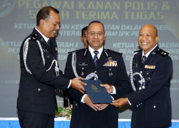 NOOR Hisam Nordin (tengah) menyaksikan serah terima tugas jawatan Ketua Polis Daerah Kerian antara Timbalan Ketua Polis Daerah Kerian, Deputi Superintenden Mohamad Izam Nahar yang memangku jawatan itu dengan Ketua Polis Daerah Kerian yang baharu, Superintenden Jafri Md. Zain di Mes Pegawai Kanan Polis Perak di Ipoh hari ini. - UTUSAN