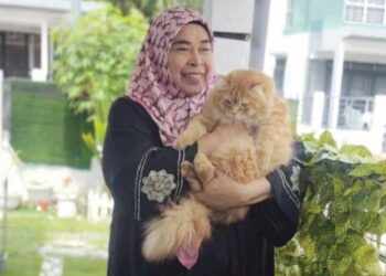 Noraini Darus berrsama oyen tersayang.